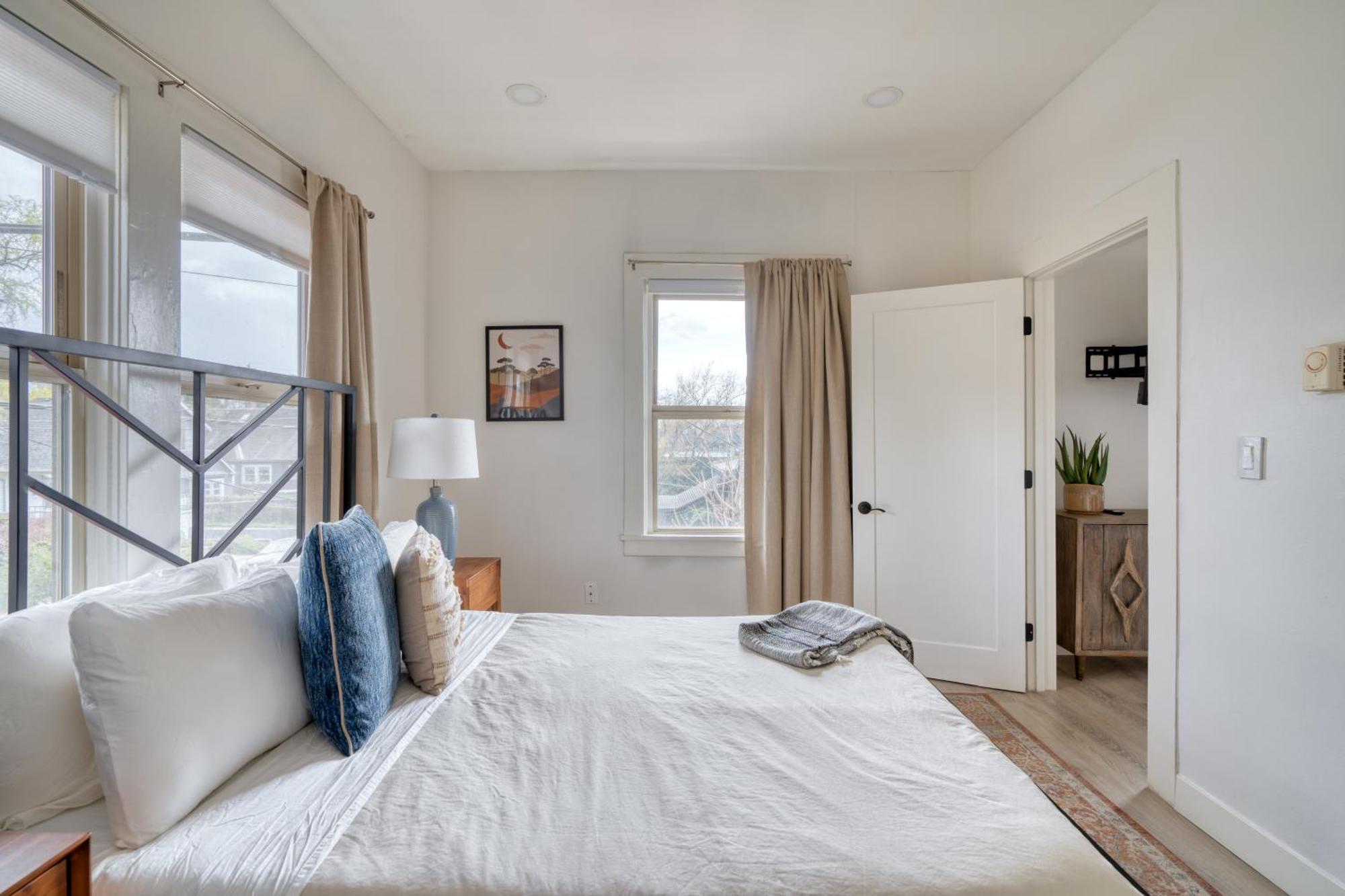 - Mt Tabor Retreat - Local Eateries - Shops - Bars *