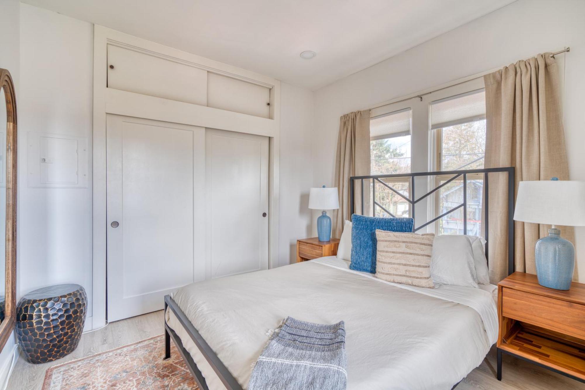 - Mt Tabor Retreat - Local Eateries - Shops - Bars