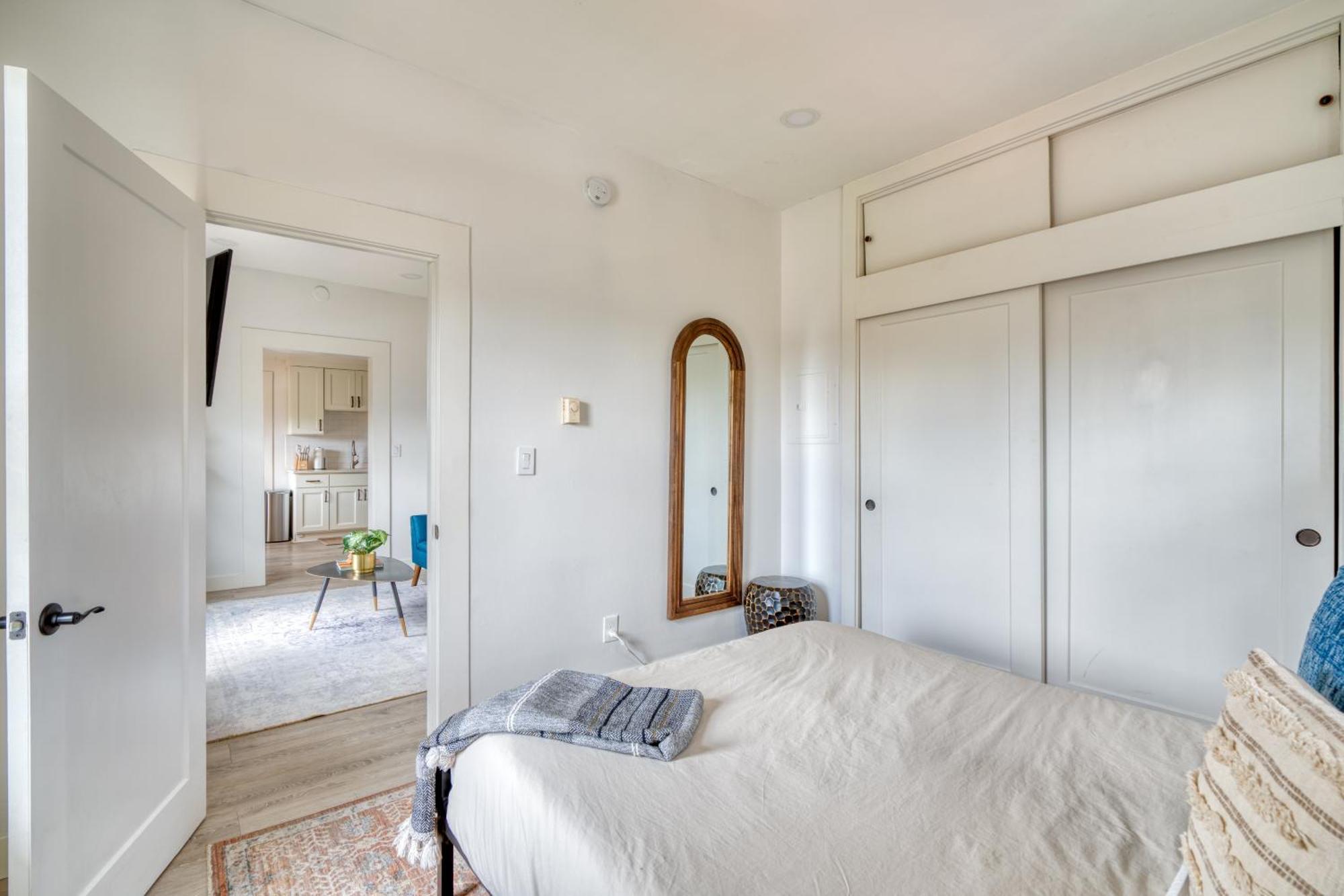 - Mt Tabor Retreat - Local Eateries - Shops - Bars * Portland